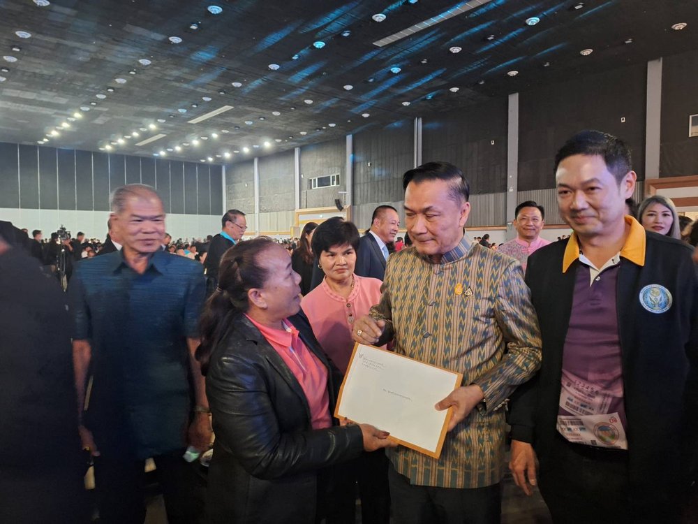 เข้ายื่นหนังสือต่อนายทรงศักดิ์ ทองศรี รัฐมนตรีช่วยว่าการกระทรวงมหาดไทย