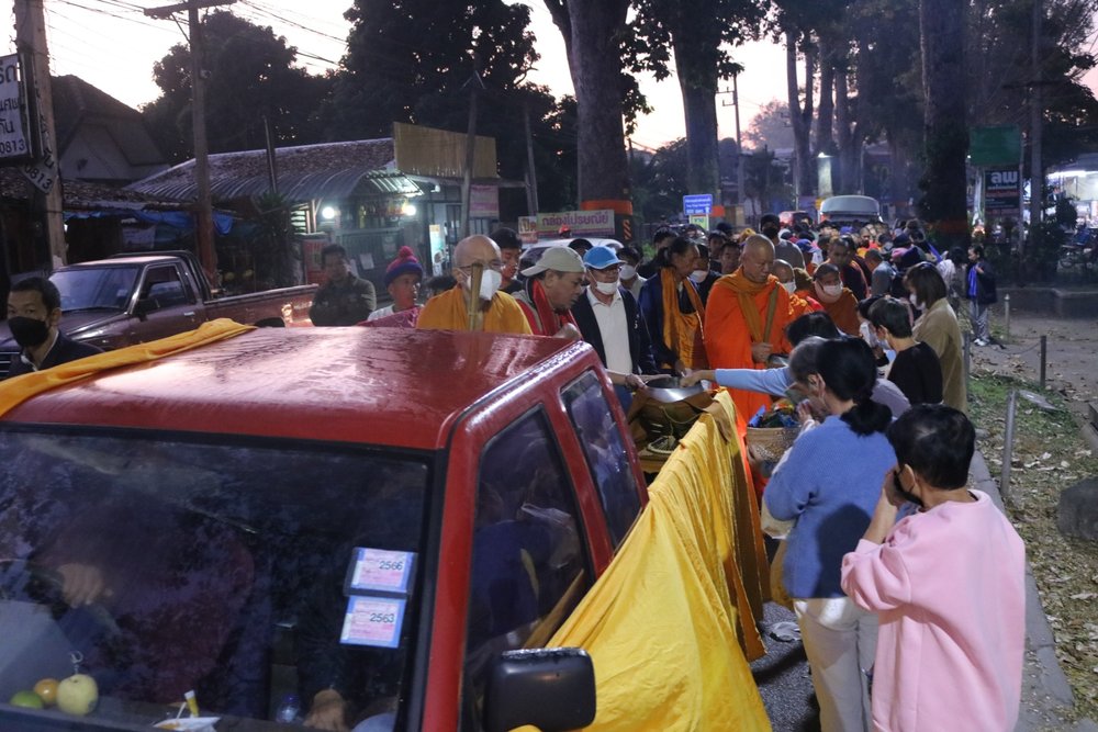งานทำบุญตักบาตรในวันขึ้นปีใหม่ตำบลหนองผึ้ง ประจำปี พ.ศ.2567