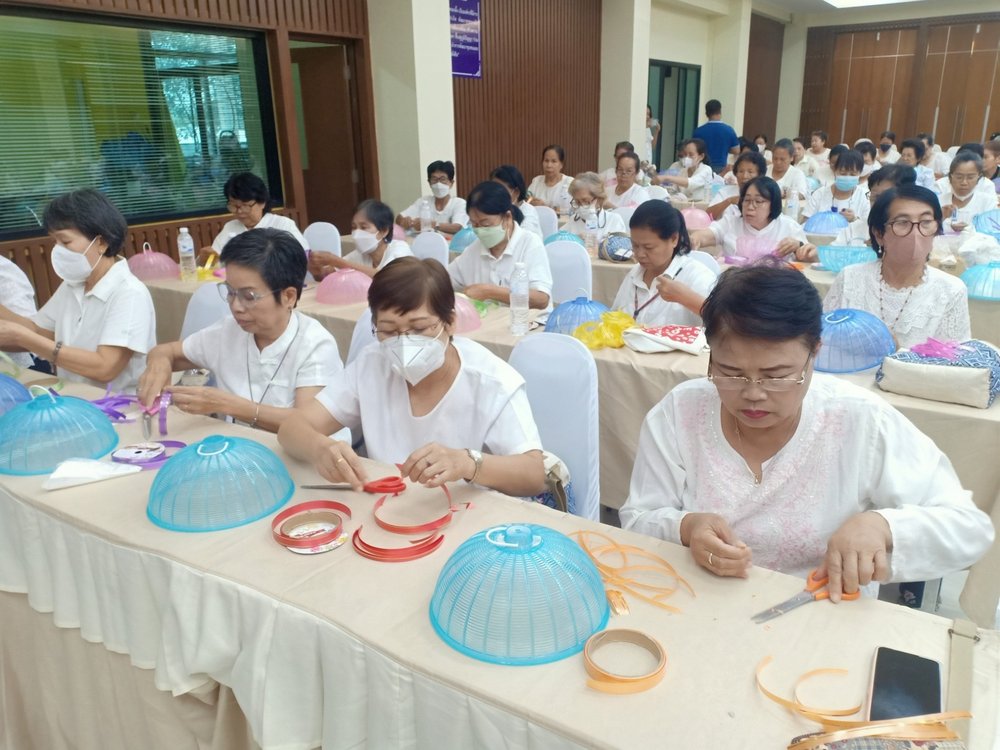 ทำบุญตักบาตรพระสงฆ์ 9 รูป ร่วมกับนักเรียนผู้สูงอายุหนองผึ้งอายุวัฒน์วิทยา และอบรมหัวข้อ "ครัวกิ๋น ครัวตาน สงกรานต์ ล้านนา"