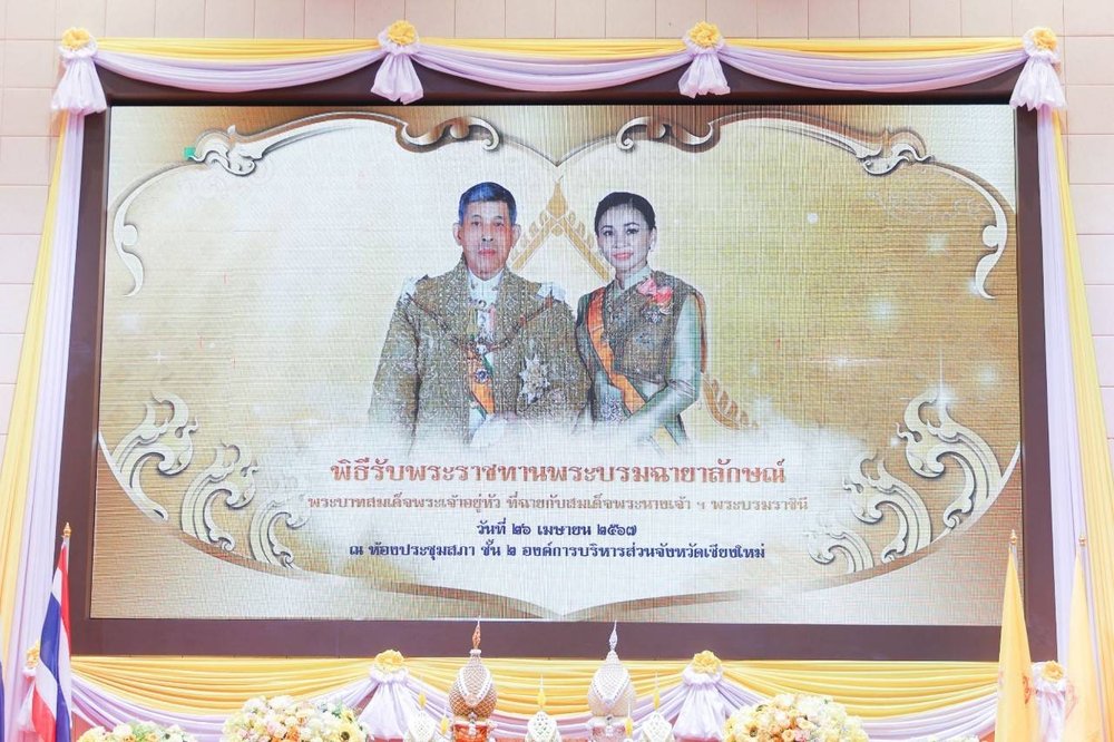เข้ารับพระราชทานพระบรมฉายาลักษณ์พระบาทสมเด็จพระเจ้าอยู่หัวที่ฉายกับสมเด็จพระนางเจ้าฯ พระบรมราชินี