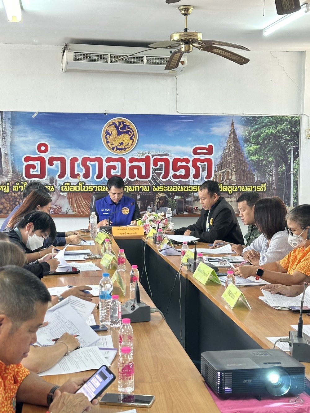 เทศบาลตตำบลหนองผึ้ง นำเสนอข้อมูลน้ำท่วมฯ เพื่อให้คณะกรรมการฯ พิจารณาในที่ประชุมระดับอำเภอ